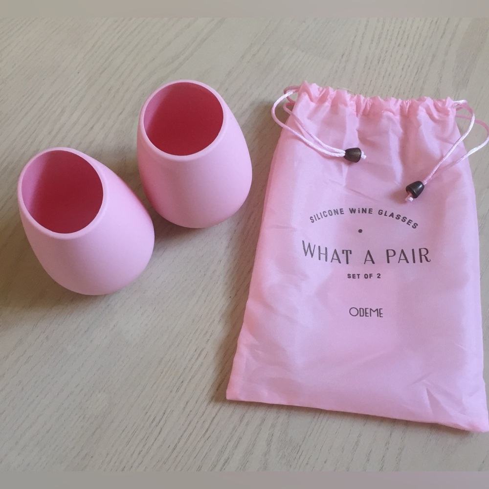 💐💐see Mother’s Day special 
Pink Silicone Wine Glasses with Pouch